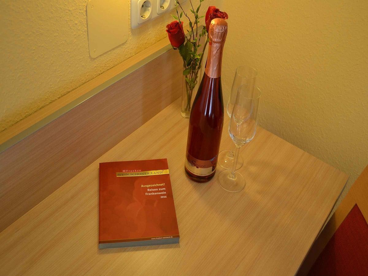 Hotel-Gasthof Rotes Ross Markt Einersheim Extérieur photo